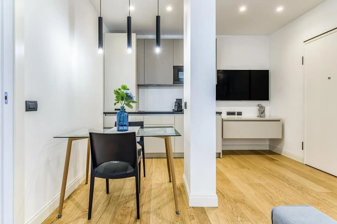 Beplace Apartments In San Babila Milan