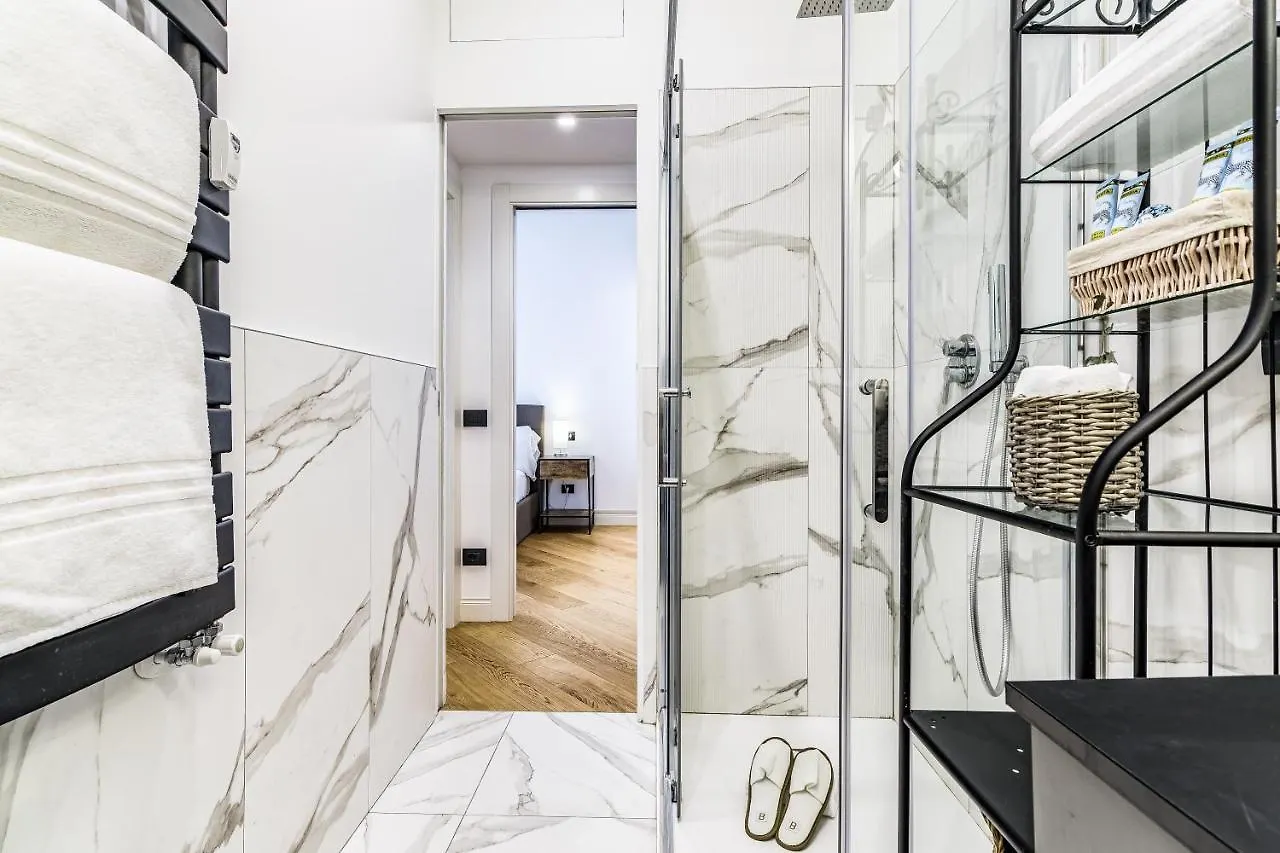Beplace Apartments In San Babila Milan