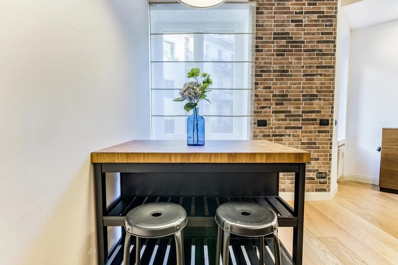 Beplace Apartments In San Babila Milan