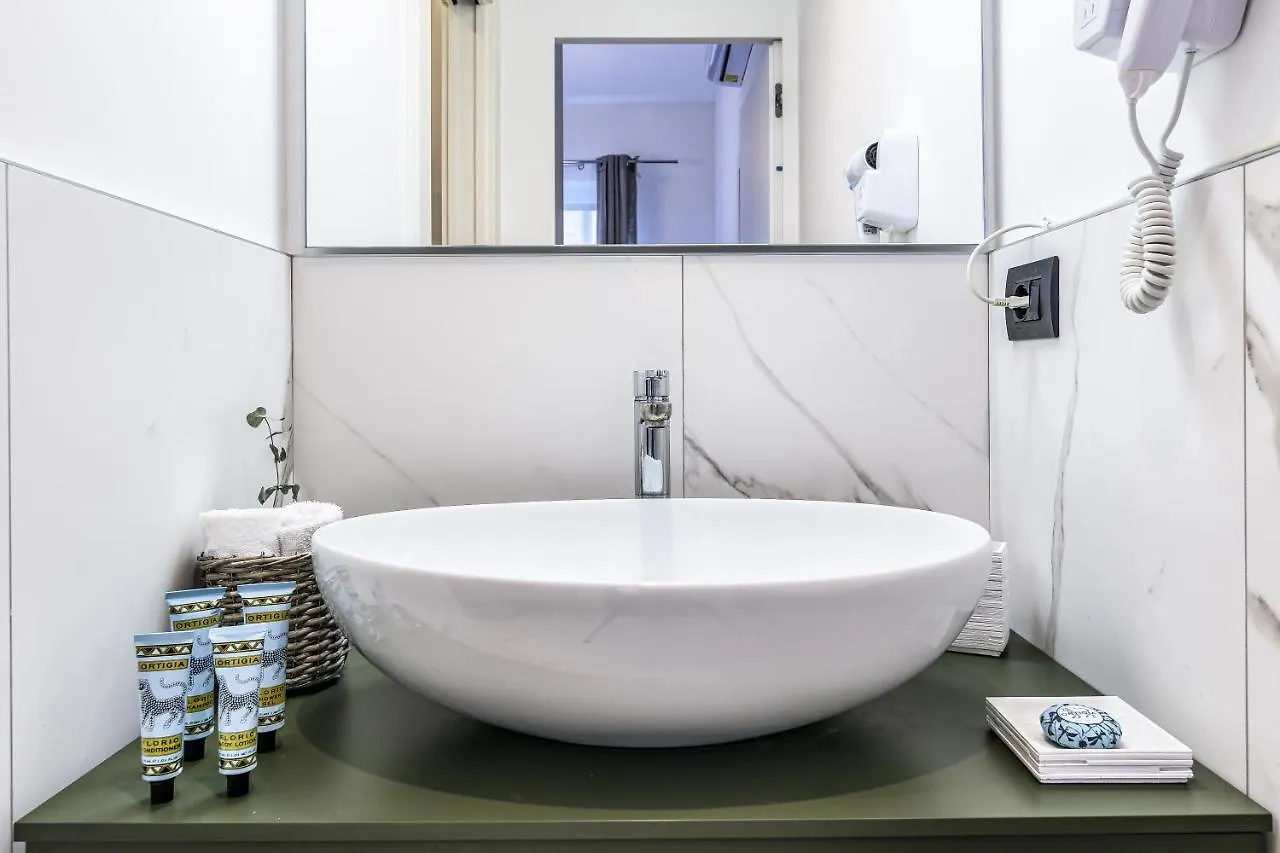 Beplace Apartments In San Babila Milan